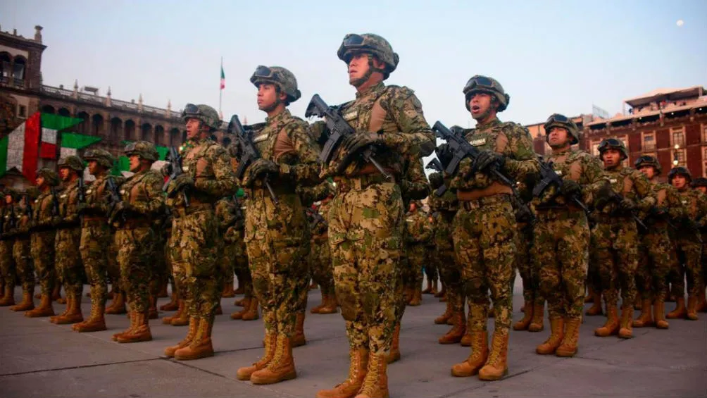 Elementos de la SEMAR durante el desfile