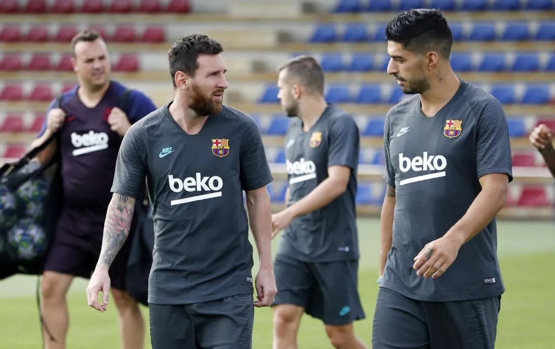 TWITTER @FCBARCELONA_ES Messi y Luis Suárez en un entrenamiento del Barça