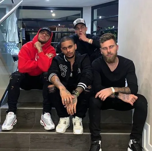 TWITTER @neymarjr Neymar presume foto con su 'squad'