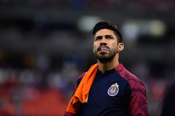 Oribe Peralta en un partido con Chivas