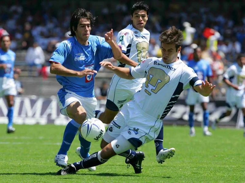 Delgado y Beltrán pelean un balón en CU en el Apertura 2005