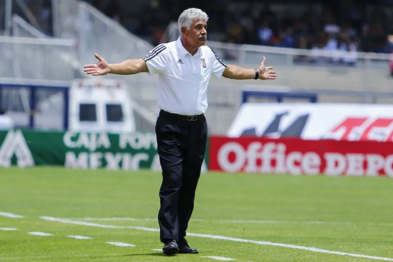 Tuca Ferretti durante un juego de Tigres en la Liga MX