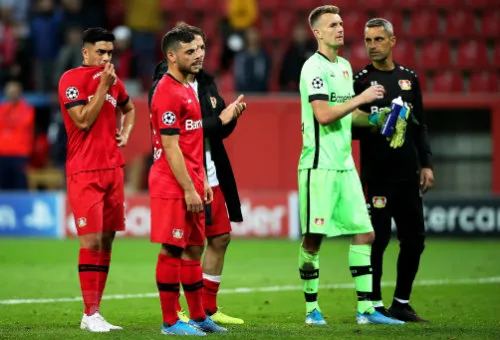 Jugadores del Leverkusen lamentan la derrota