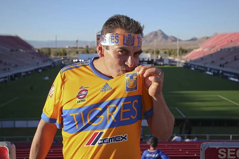 Seguidor de Tigres besa el escudo