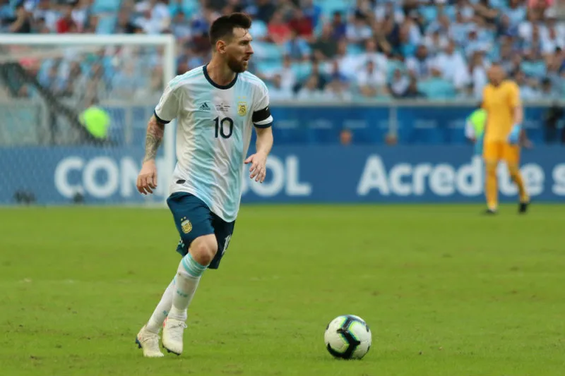 Messi conduce el balón en un juego con Argentina
