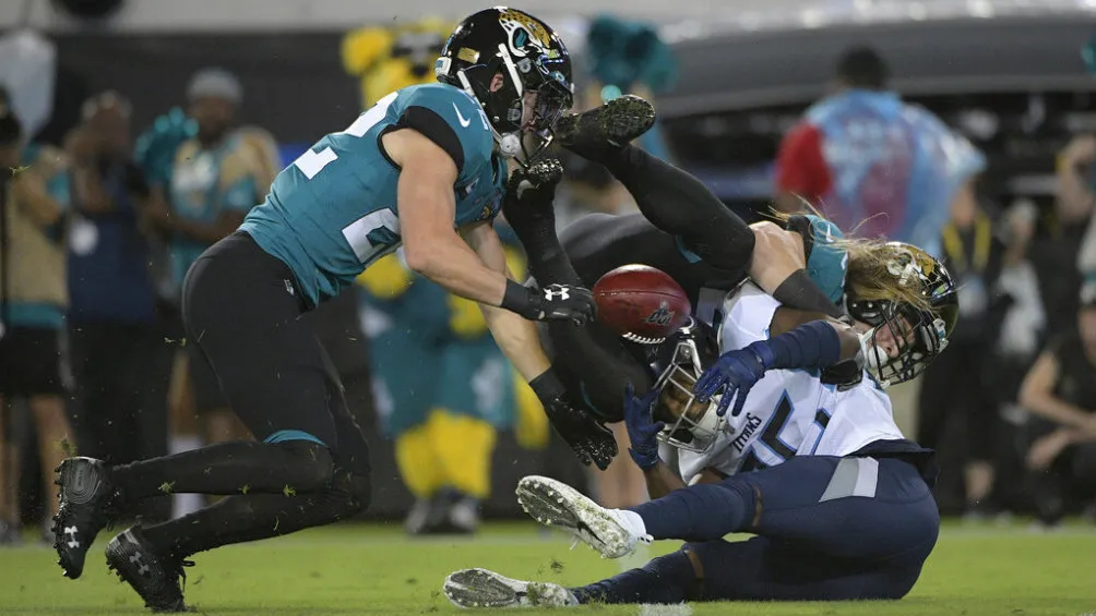 Defensiva de Jaguars en acción contra Titans
