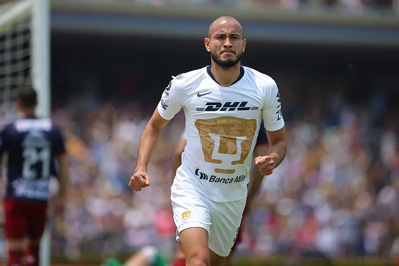 Carlos González festeja su gol contra Chivas