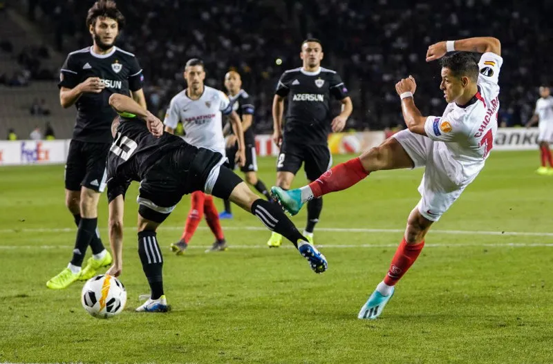 Chicharito le pega al balón en el juego ante el Qarabag