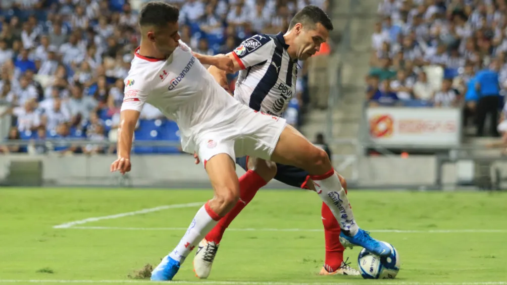 Alan Medina lucha por la redonda en juego contra Rayados