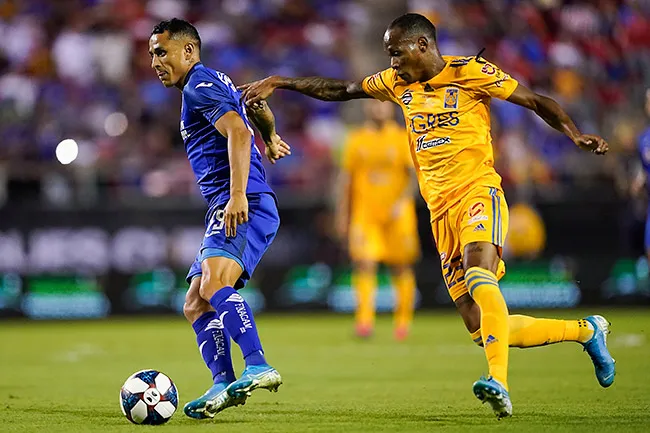 IMAGO7 Yotún maneja el balón ante la marca de Quiñones