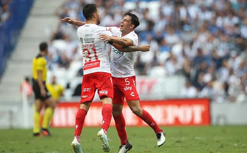 Jugadores de Necaxa celebran un gol