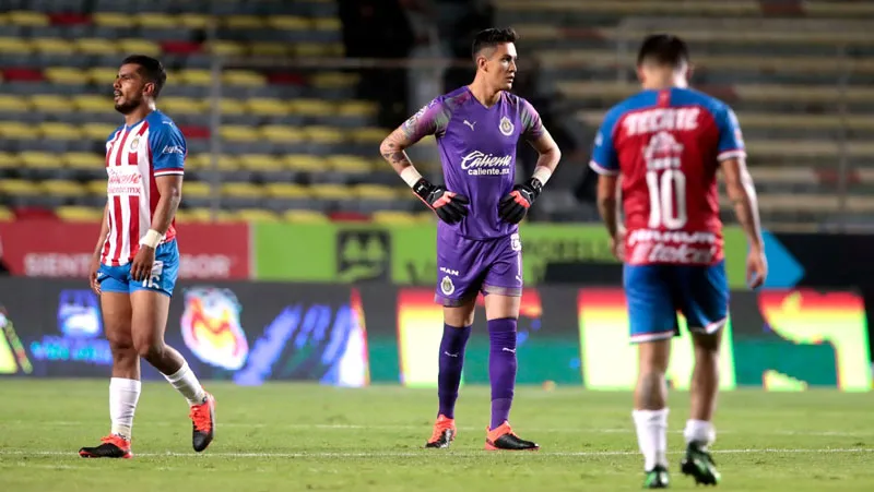 DANIEL GÁMEZ Jugadores de Chivas lamenta la derrota ante Morelia