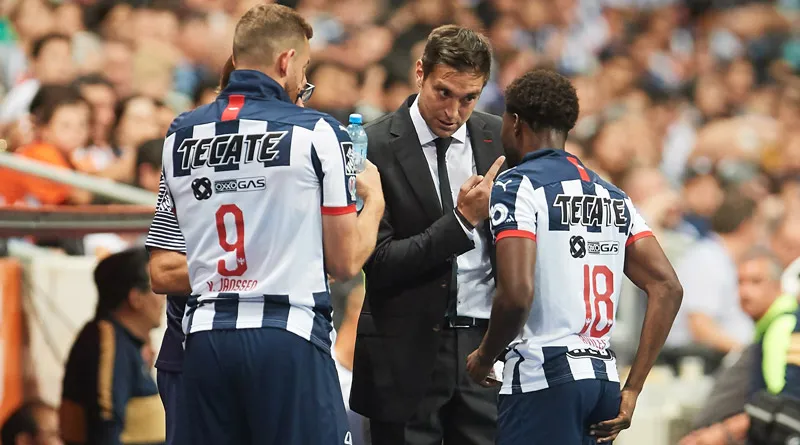 Diego Alonso da indicaciones a sus jugadores