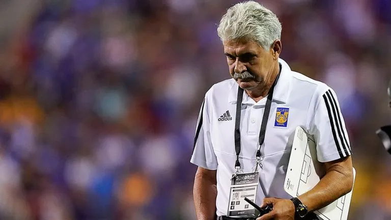 IMAGO7 Tuca se lamenta tras perder League Cup