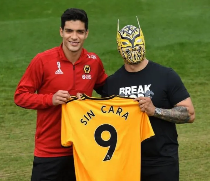 Raúl Jiménez y Sin Cara durante un evento