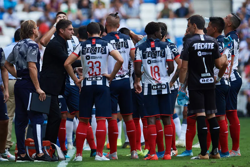 Diego Alonso da indicaciones a sus jugadores