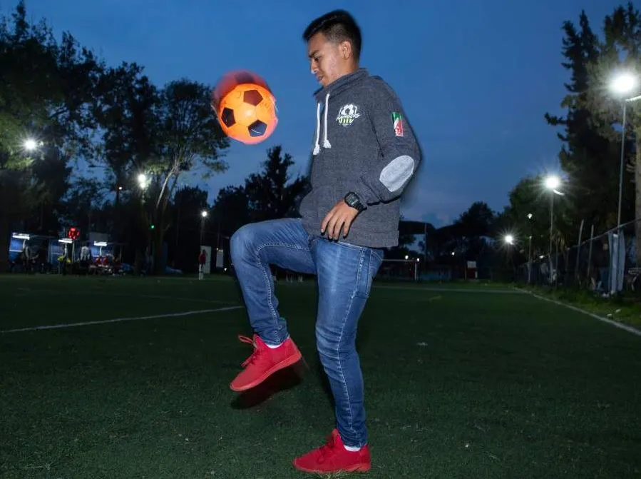 MIGUEL PONTÓN Aldo de Jesús domina el balón en el campo