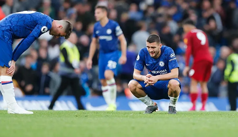 Jugadores del Chelsea lamentan la derrota ante Liverpool