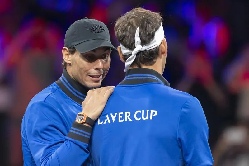 EFE Nadal platica con Roger Federer