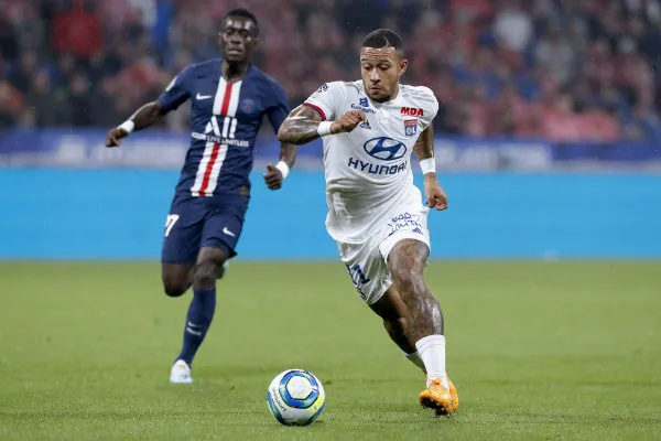 Memphis Depay con cobertura de Guaye