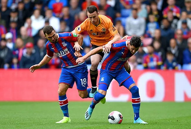 Jota intenta superar a los defensores del Palace