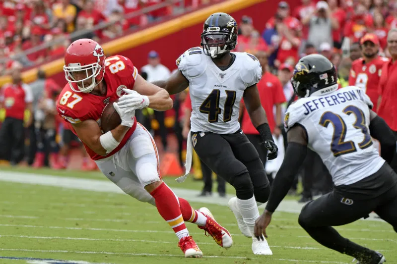 AP Travis Kelce se escapa con el ovoide