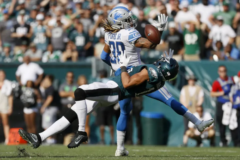 AP Hollins y Ford chocan por un ovoide