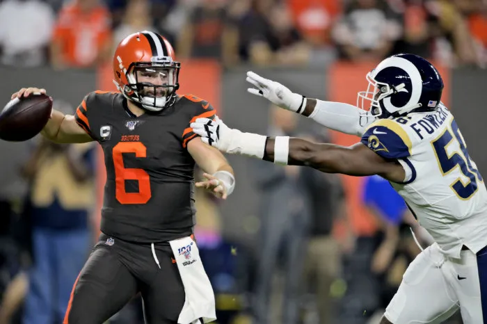 Baker Mayfield, previo a lanzar el balón