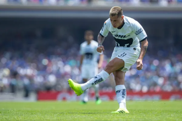 Juan Manuel Iturbe en el disparo de gol