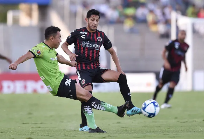 Alberto Acosta y Angel Reyna, durante el partido