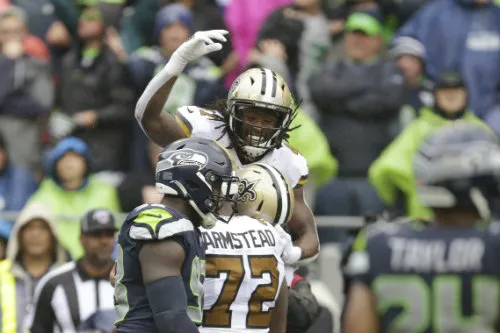 AP Jugadores de Saints celebran durante el partido