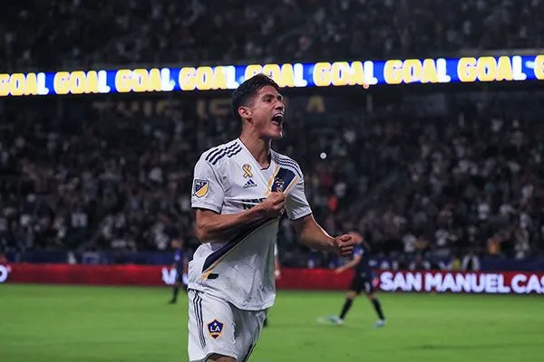 Uriel Antuna festeja la anotación con Galaxy