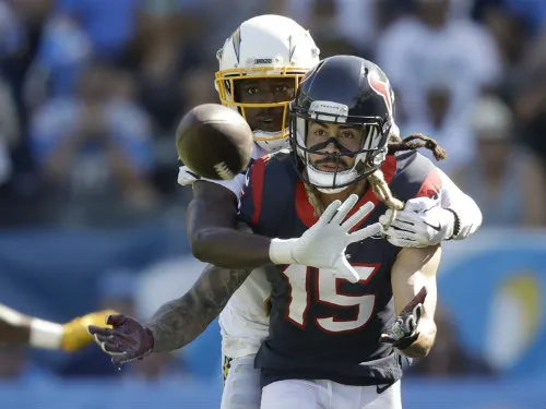 Will Fuller V intenta atrapar un pase mientras es marcado por un rival