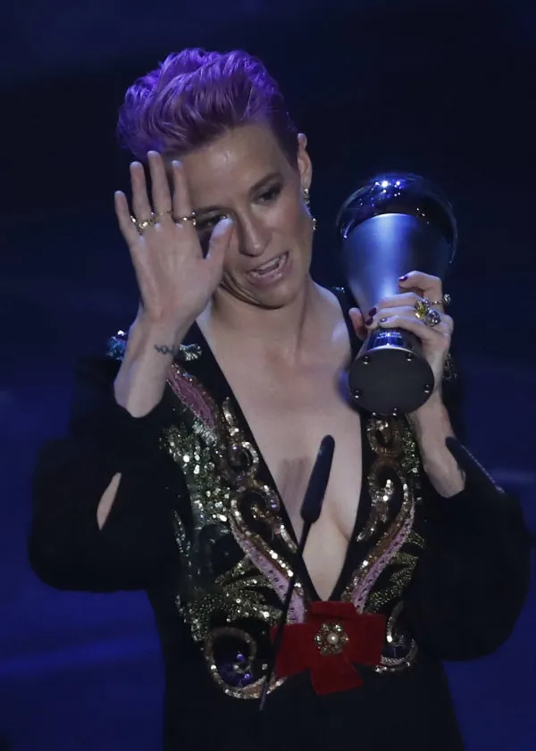 Megan Rapinoe posando con el The Best