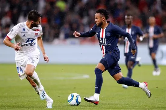 Neymar conduce el balón ne jugo con PSG