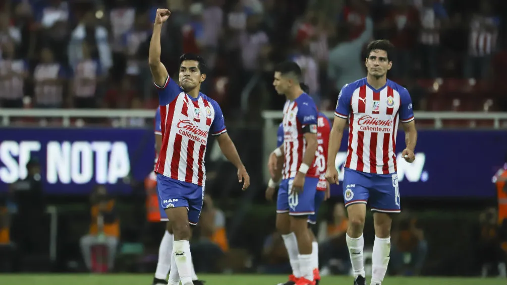 IMAGO7 Jesús Sánchez festeja un gol con Chivas en el Estadio Akron