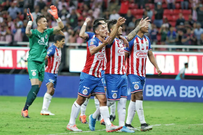 IMAGO7 Jugadores de Chivas en festejo