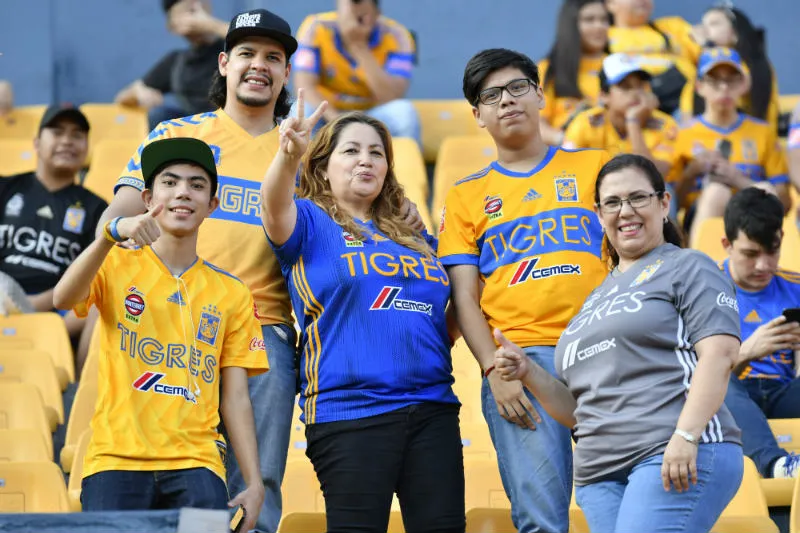 Aficionados de Tigres en las gradas del Volcán