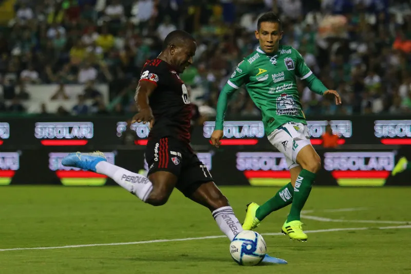 Cuero golpea el balón en el juego entre León y Atlas
