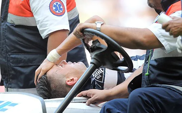 IMAGO7 César Montes tras el choque contra Perg