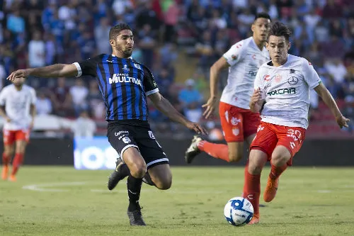 MEXSPORT Jair Pereira disputa el balón con el 'Canelo' Angulo