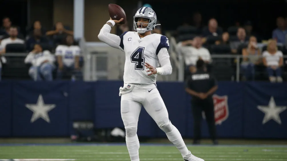 Dak Prescott se prepara para lanzar un pase