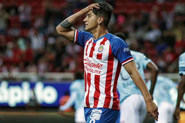 Alan Pulido se lamenta en juego contra Tuzos