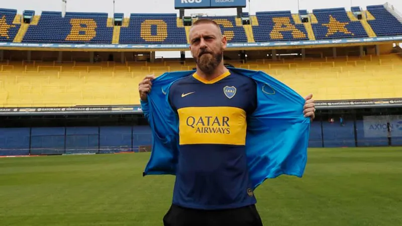 De Rossi posa con la camiseta de Boca en La Bombonera
