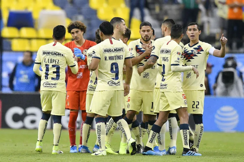 IMAGO7 Jugadores del América platican antes de un partido en el Azteca