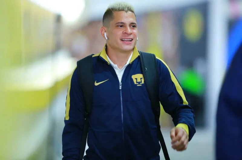 IMAGO7 Juan Manuel Iturbe previo a un juego con Pumas