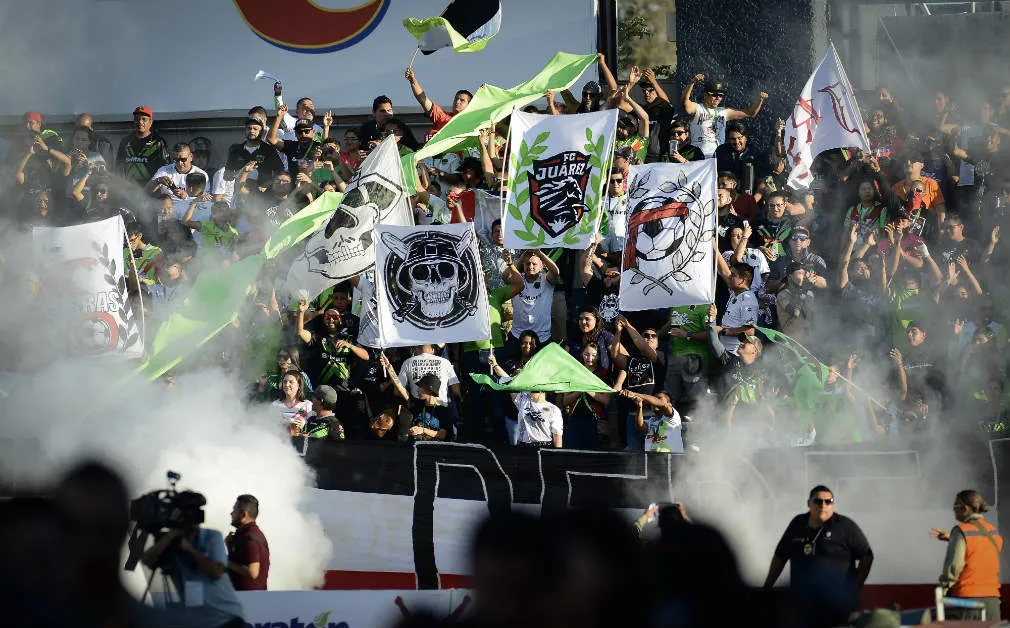 IMAGO7 Seguidores apoyan a los Bravos