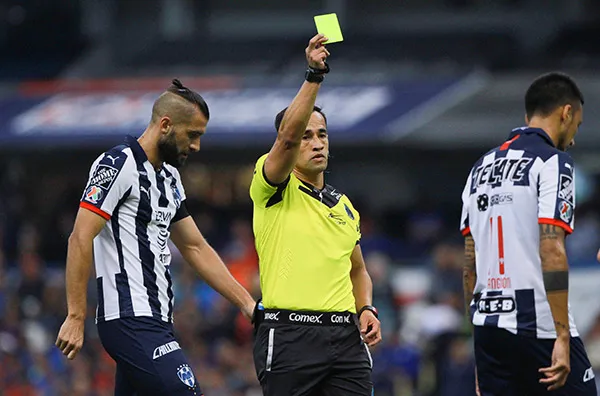 IMAGO7 Jorge Isaac Rojas amonesta a un jugador de Rayados