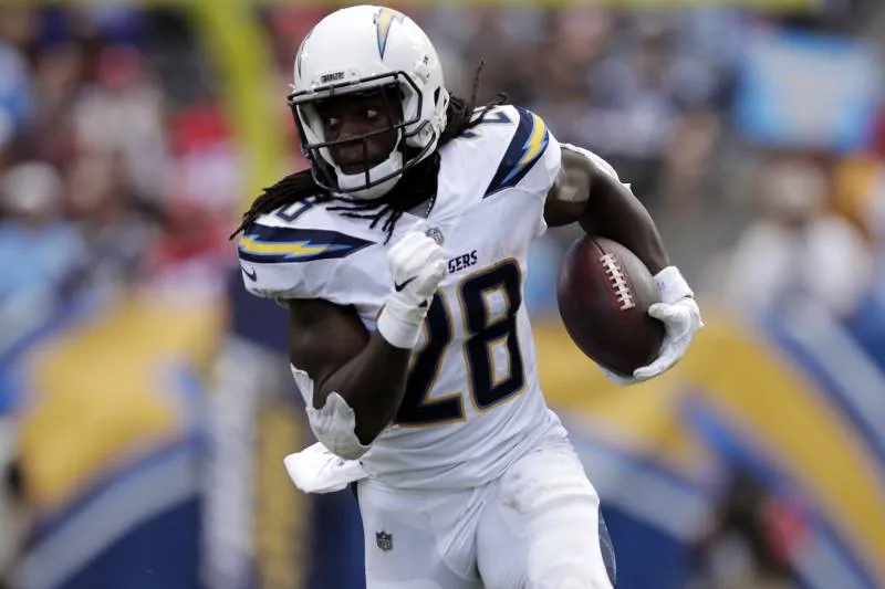 AP Melvin Gordon corre con el balón en un partido de los Chargers