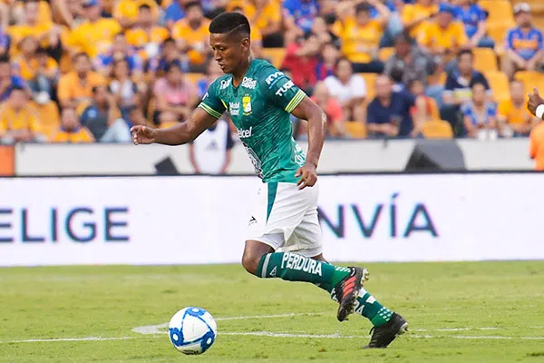IMAGO7 Pedro Aqiuino conduce el balón en juego de León